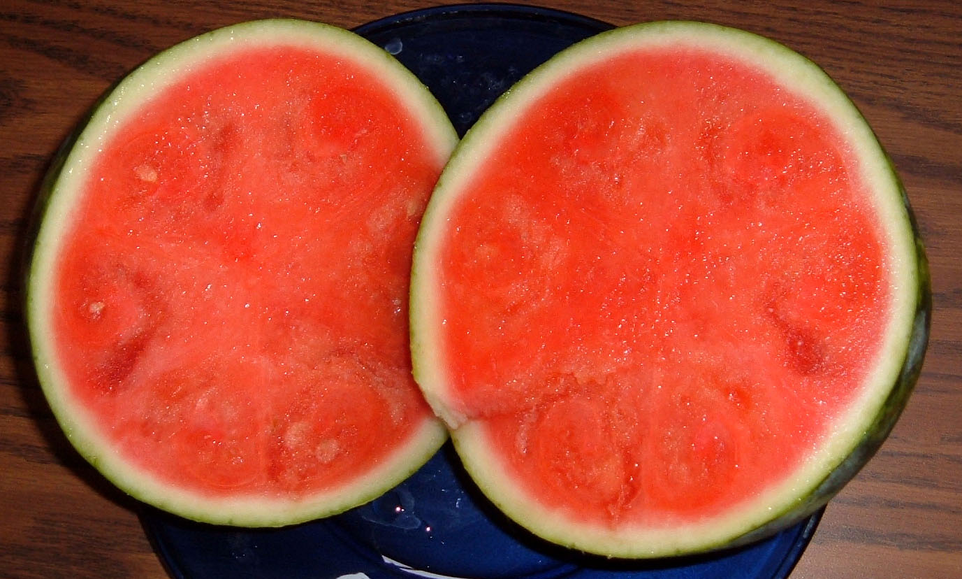 Photograph of a watermelon cut in half to show the interior. 